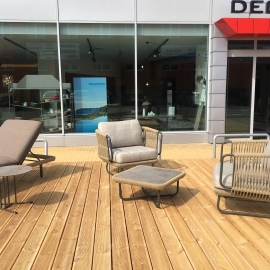 Varaschin Outdoor Therapy před showroomem Decoland