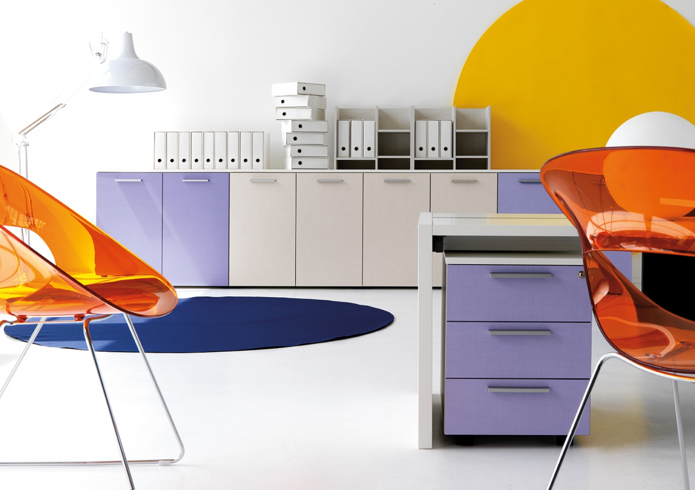 Mercury kancelářský nábytek ve fialové.jpg