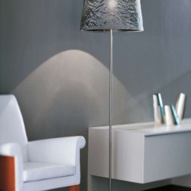 Dress - stojací lampa ve stříbrné barvě.jpg