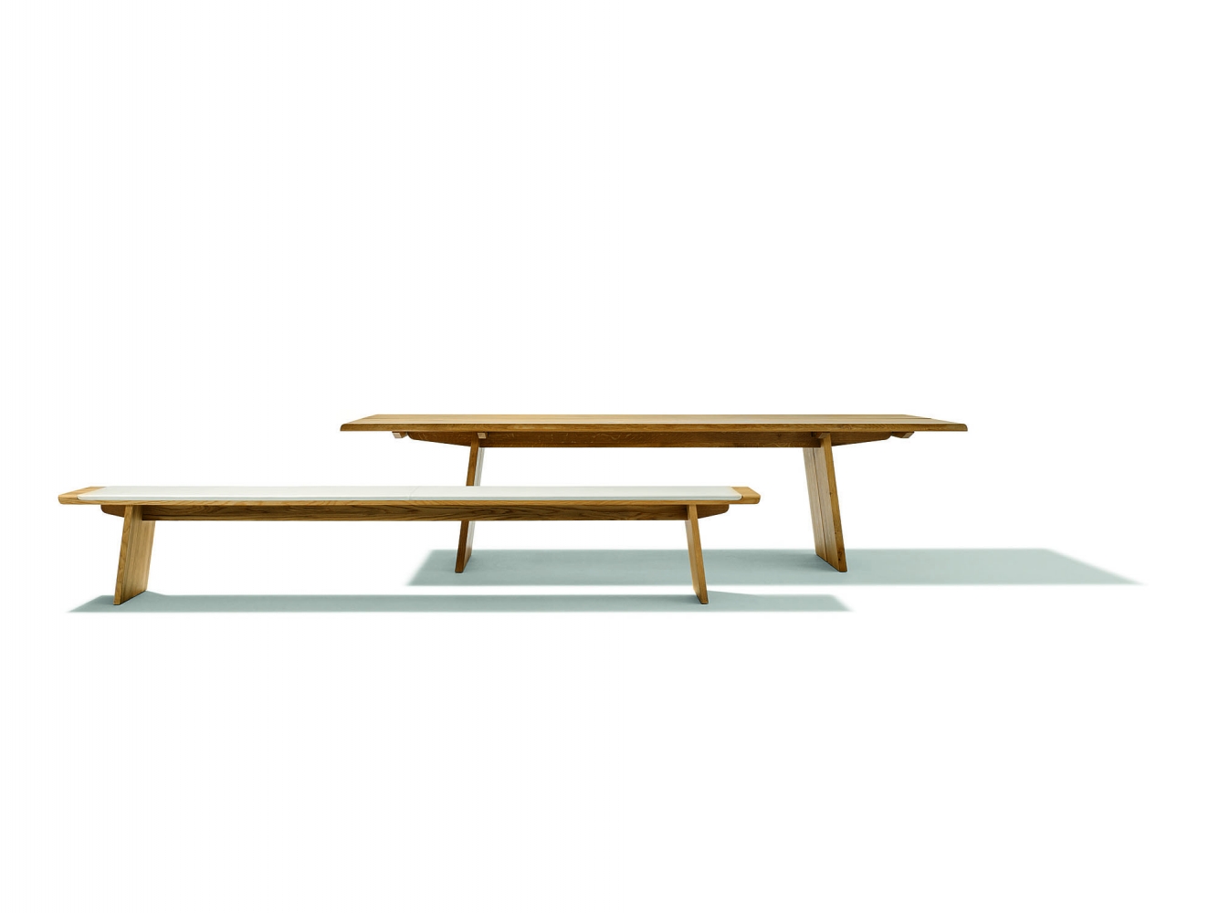 Nox - jídelní stůl s lavicí.