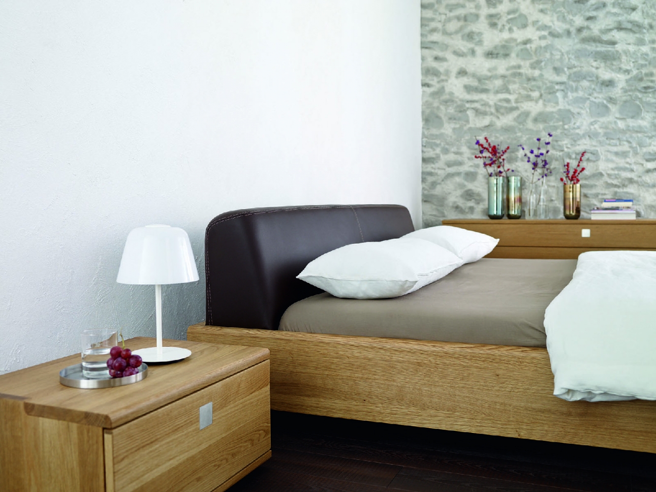 Nox - dřevěná postel s nočním stolkem.