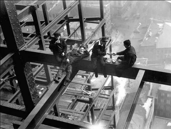 Posters Reprodukce Workers eating lunch atop beam 1925 , (80 x 60 cm)