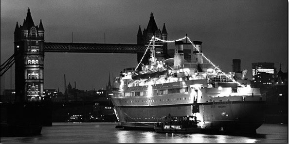 Posters Reprodukce Finnpatner Ferry at Tower bridge, 1968 , (100 x 50 cm)