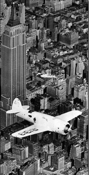 Posters Reprodukce Hawks airplane in flight over New York city, 1938 , (100 x 50 cm)