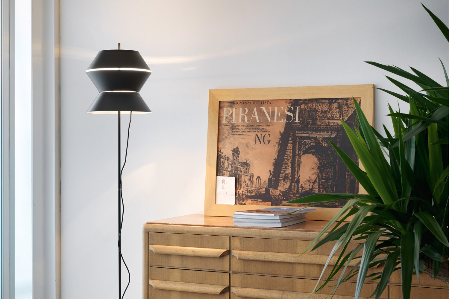 Artu stojací lampa černá