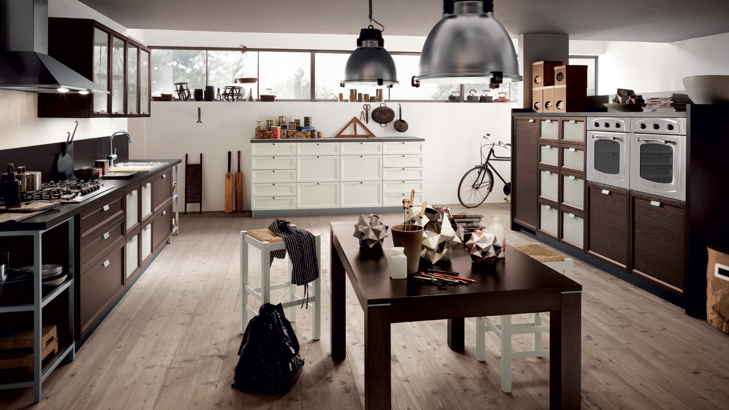 Atelier kuchyň tmavá s bílou