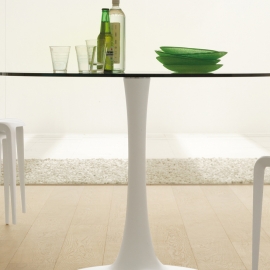 Hugo stolek v bílé barvě