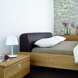 Nox - dřevěná postel s nočním stolkem.