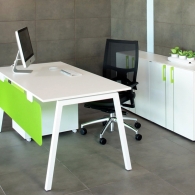 Moon A bílý kancelářský nábytek v kombinaci se zelenou