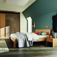 Lunetto - postel s dřevěným čelem.