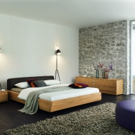 Nox - dřevěná postel s koženým čelem.