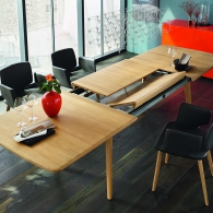 Flaye - jídelní stůl ve světlém dřevě.