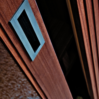 Brown knihovna s posuvnými dveřmi-2