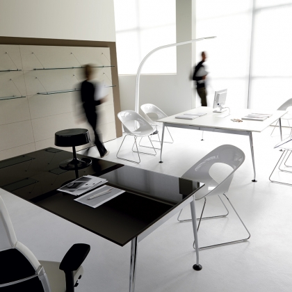 Giove manažerské stoly - černý a bílý