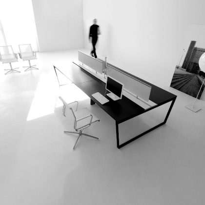 Terra kancelářský nábytek ve tmavém provedení