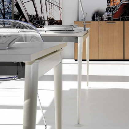 Giove detail kovových podnoží stolů