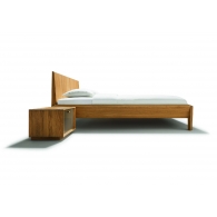 Lux postel s dřevěným čelem.