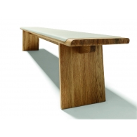 Nox dřevěná lavice s koženým potahem.