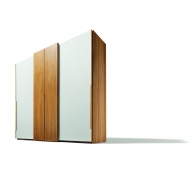 Nox skříň - kombinace masiviního dřeva a skla.