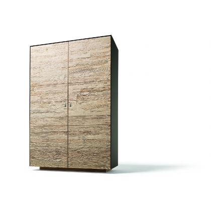 Cubus - vysoká skříň s piskovaným dřevem.