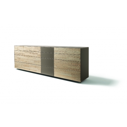 Cubus - komoda s pískovaným dřevem v kombinaci se sklem.